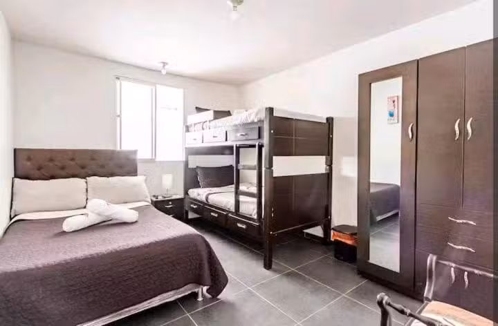 Alojamiento &ldquo;C&oacute;mo en CASA&rdquo; cerca al Aeropuerto!!