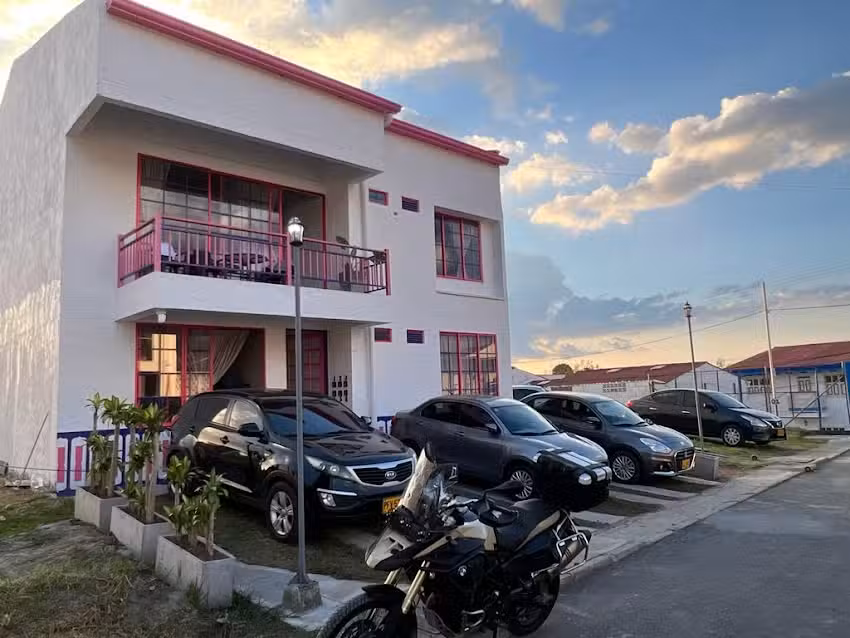 APARTAESTUDIOS LAS ASTROMELIAS