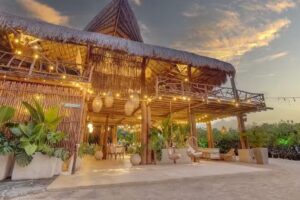 Aura Hotel Bar&uacute;