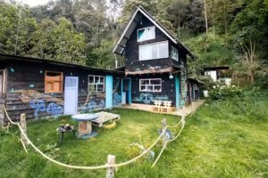 Caba&ntilde;a Azulado junto a la Laguna