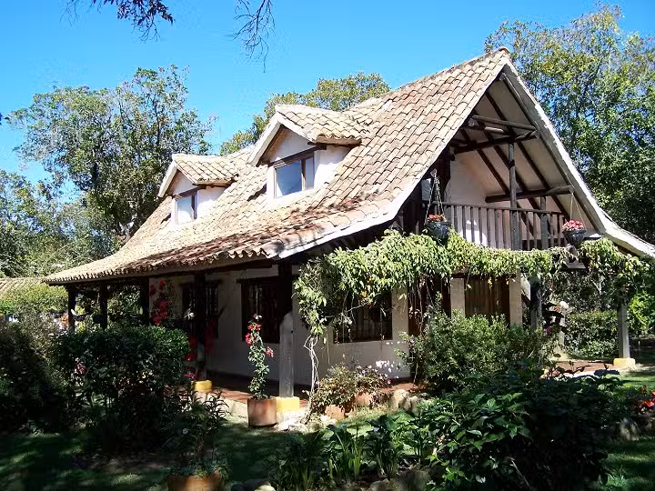 Caba&ntilde;as El Lago