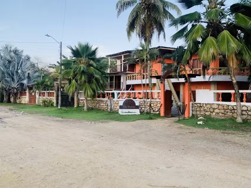 Caba&ntilde;as Las Acacias &ndash; Alojamiento de Playa en Tol&uacute; /Cove&ntilde;as