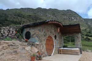 Casa Hobbit cerca a las monta&ntilde;as en Machet&aacute; Cundinamarca