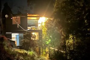 Chale y caba&ntilde;a entre nubes