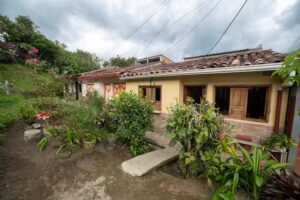 en brazos de la abuela