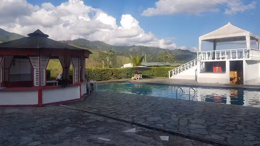 Esmeralda Entre Monta&ntilde;as