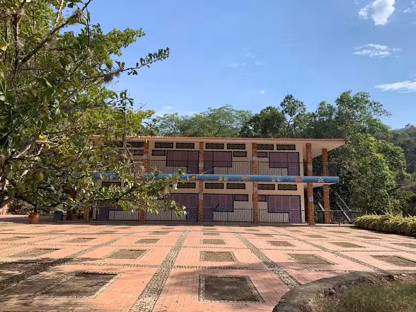 FINCA HOTEL ECOPARQUE EL OASIS KM 2.5 VIA PANDI