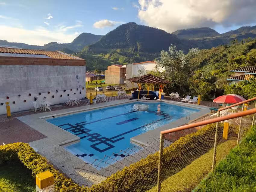 Hospedaje en Jard&iacute;n con Piscina