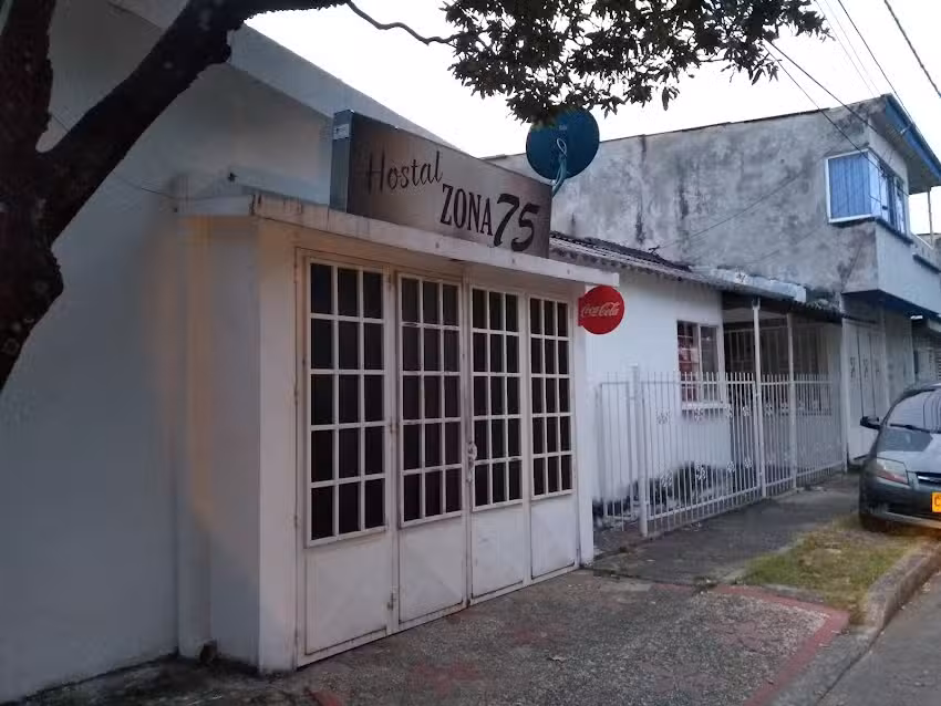 Hostal Zona 75