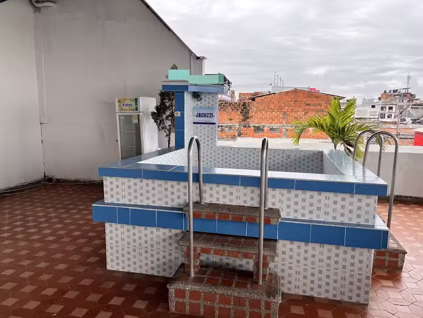 Hotel Acapulco, Caucasia