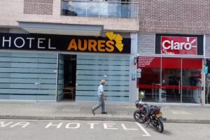 HOTEL AURES