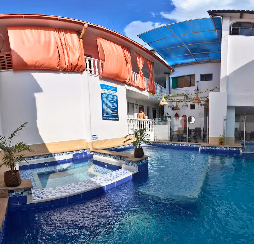 Hotel en Mesitas | Gran Hotel Los &Aacute;ngeles | Piscina y Jacuzzi | Plan rom&aacute;ntico