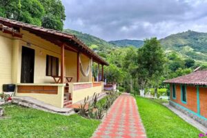 Hotel Los Lagos en Barbosa Antioquia – Alojamiento – Cabañas familiares – Eventos Empresariales – Día de sol