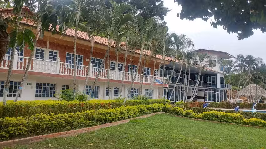 Hotel piscina La Regadera