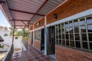 Hotel Piscina Macaliz con tobogan en mesitas del colegio