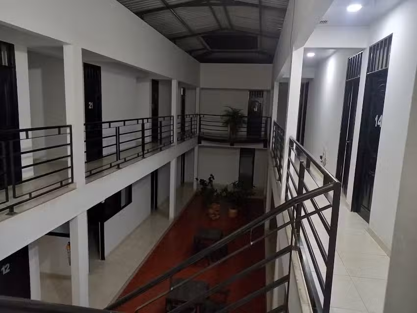 Hotel y parqueadero Brisas de Versalles