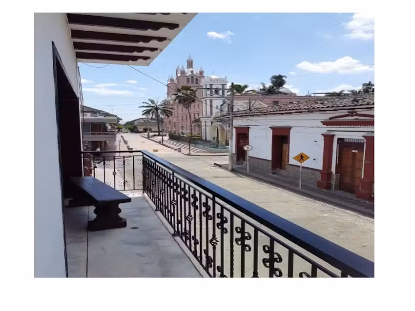 Hotel y Parqueadero casa del Milagroso