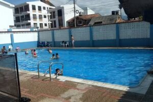 Hotel y piscina casa de Rauzan