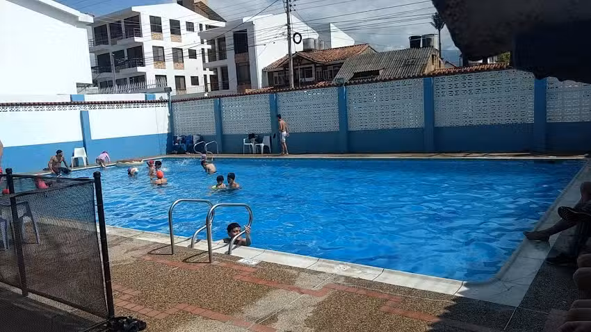 Hotel y piscina casa de Rauzan