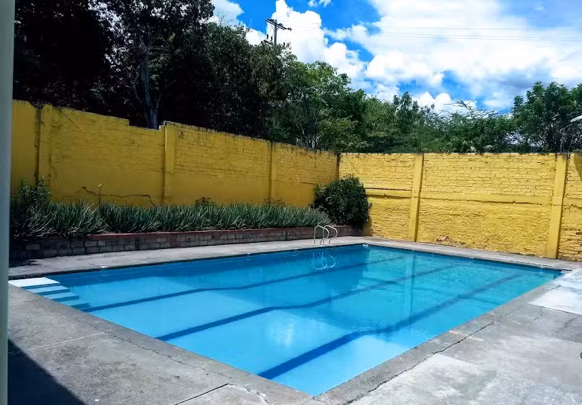 Hotel y piscina Danny