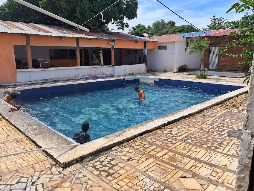 Hotel y Piscina NAURAM