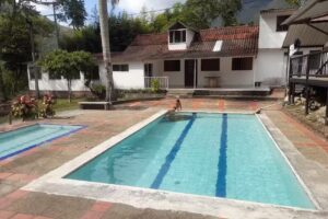 Hotel y Piscinas las Caba&ntilde;as