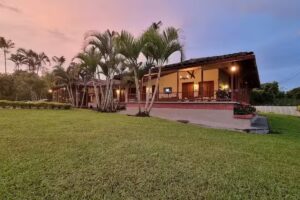 La ubicaci&oacute;n de esta finca esta mal. Gire a la derecha y en la Y tome via la Pola y despues de abonamos est&aacute; El Porvenir