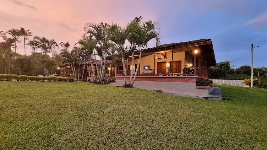 La ubicaci&oacute;n de esta finca esta mal. Gire a la derecha y en la Y tome via la Pola y despues de abonamos est&aacute; El Porvenir