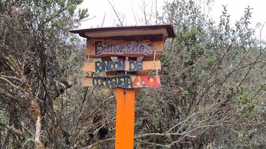Laguna con caba&ntilde;a