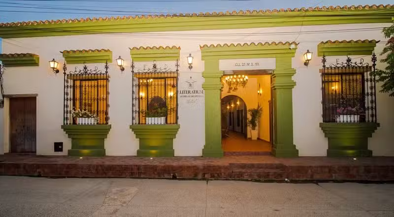 LITERATIUM hotel boutique &ndash; Books & Coffee