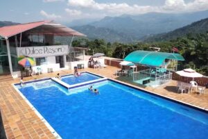 Mesitas Piscina Drag&oacute;n Dulce Resort