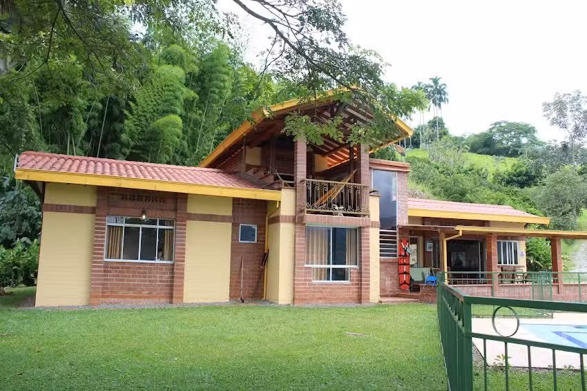 P&aacute;jaros y Mariposas