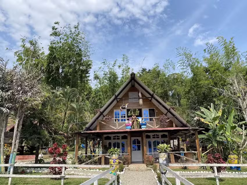 Piscina, Bar y Zona de Camping