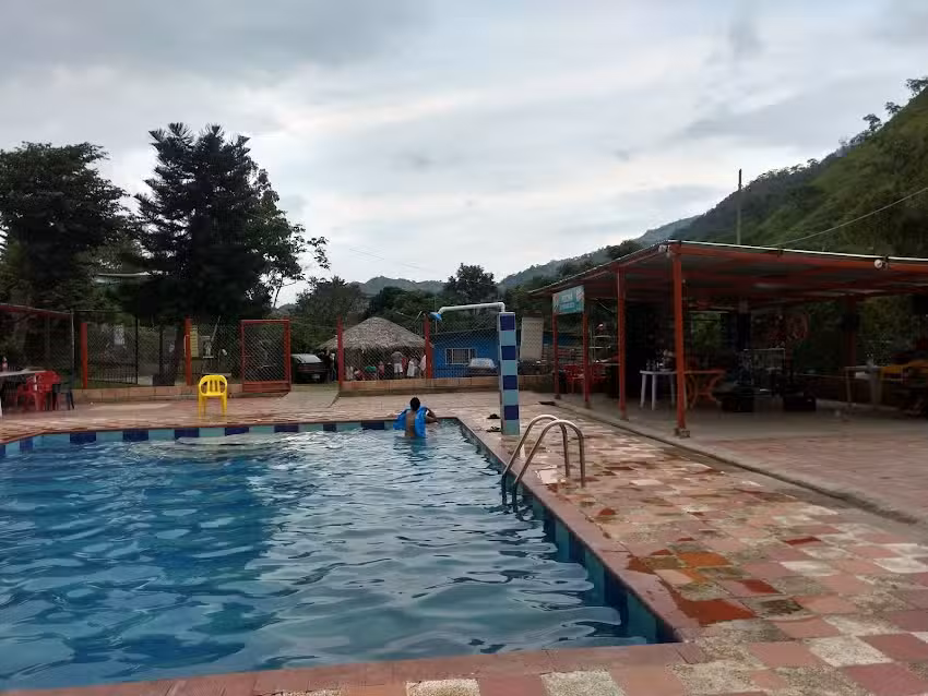 Piscina El Refugio Azul
