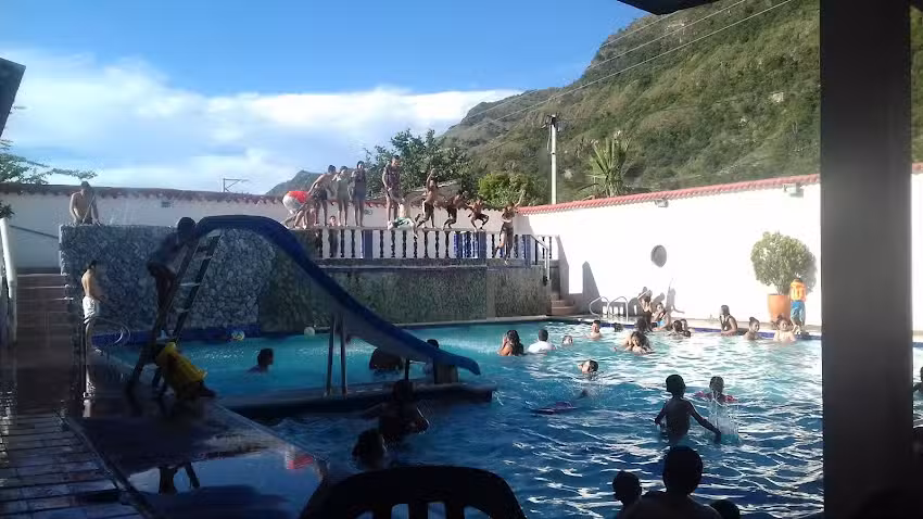 Piscina y Hotel Villa Molice