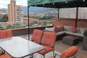 The 9&rsquo;s Aparta Hotel