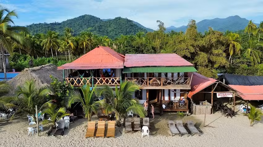 The Mompe Beach hostal