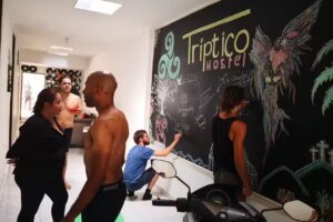 Tríptico Hostel