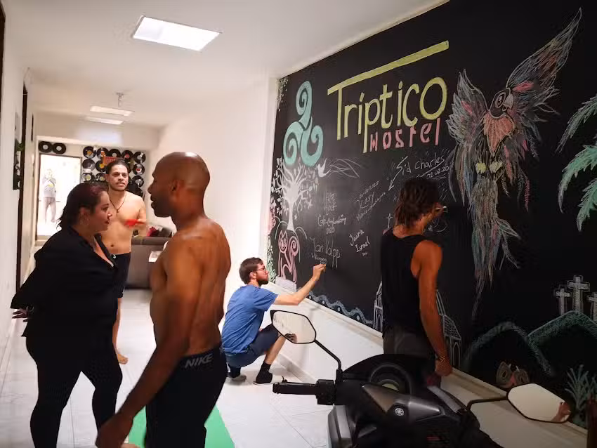 Tr&iacute;ptico Hostel