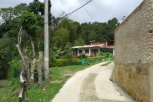 V&iacute;a Vereda Loma Alta ser Tor la capilla hacia la que rada