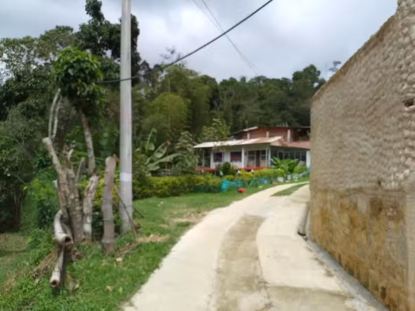 V&iacute;a Vereda Loma Alta ser Tor la capilla hacia la que rada