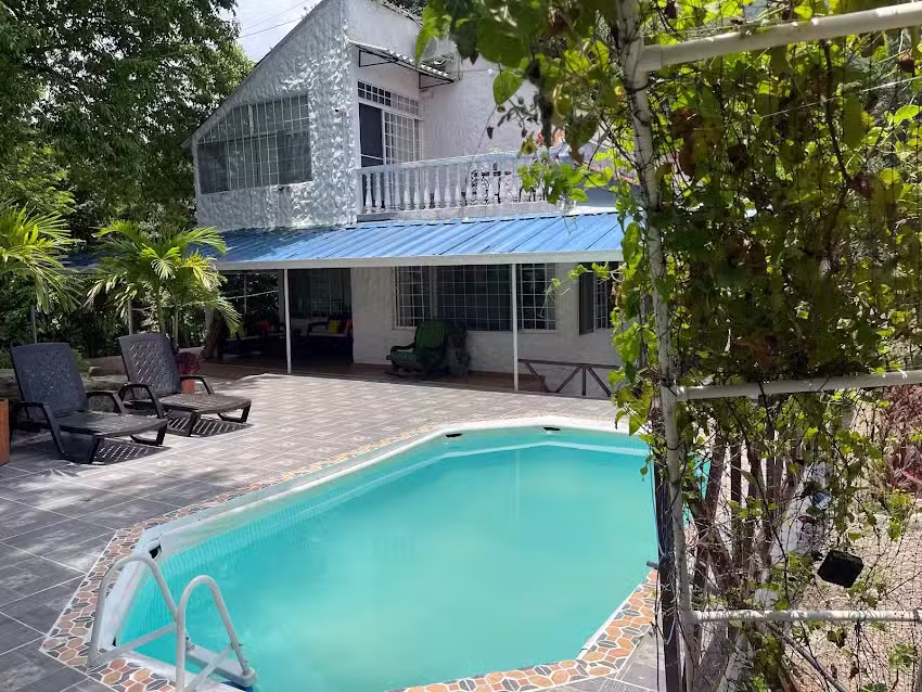 YOPAL EL REFUGIO VACATION HOME caba&ntilde;a con Piscina